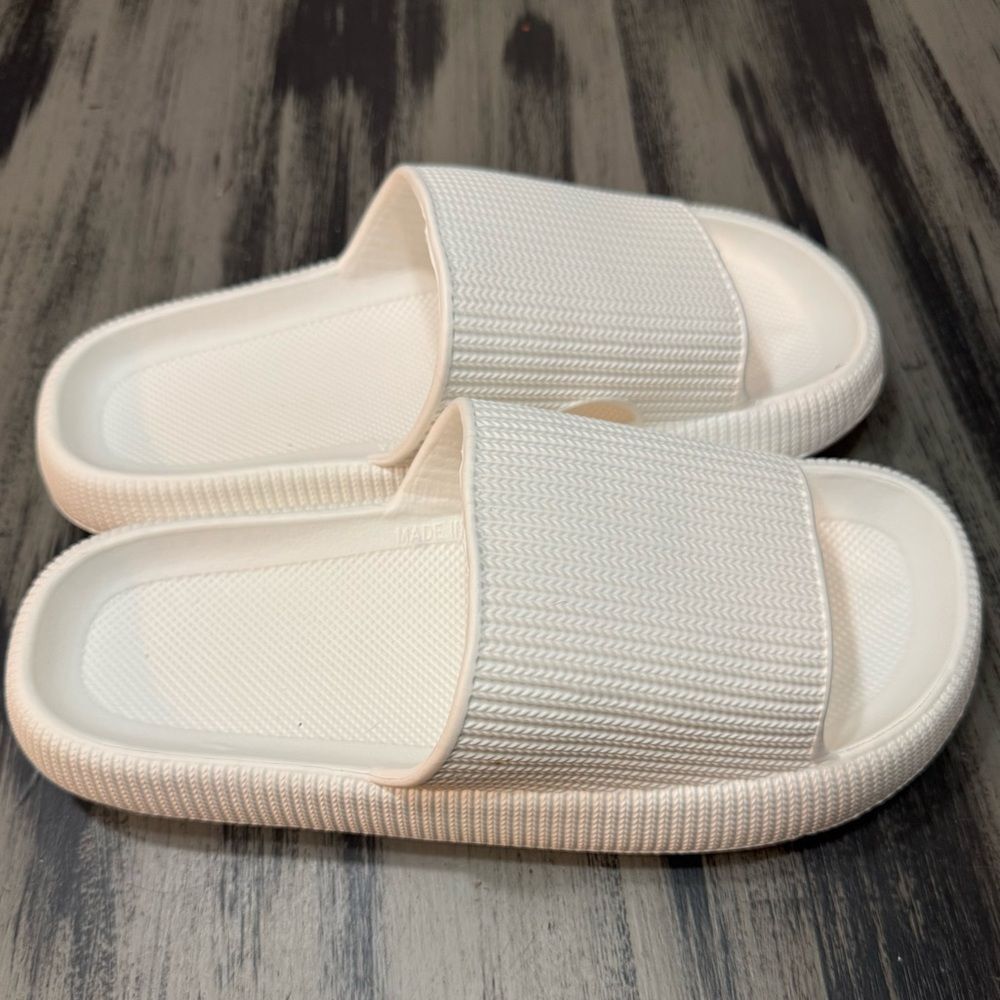 The Original Cloudies Women’s Size 9.5-10    Viral Tik Tok Comfort Slides - Picture 7 of 10